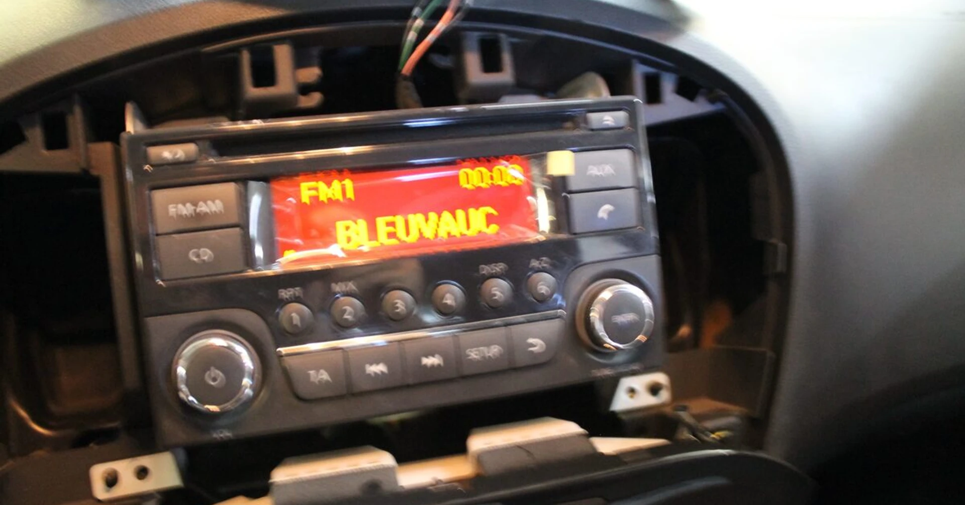 Nissan Juke : réparation de l'écran LCD de l'autoradio