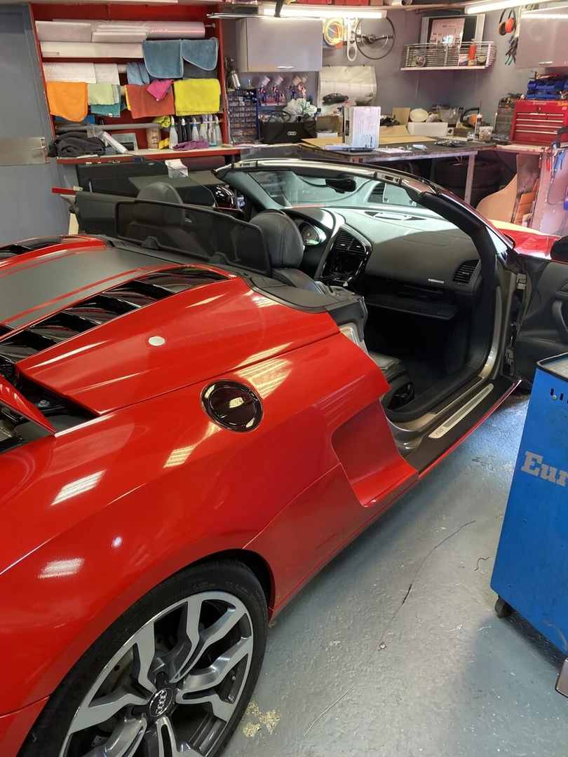 Audi R8 Spyder : Kenwood DNX5190DABS, CarPlay et caméra de recul