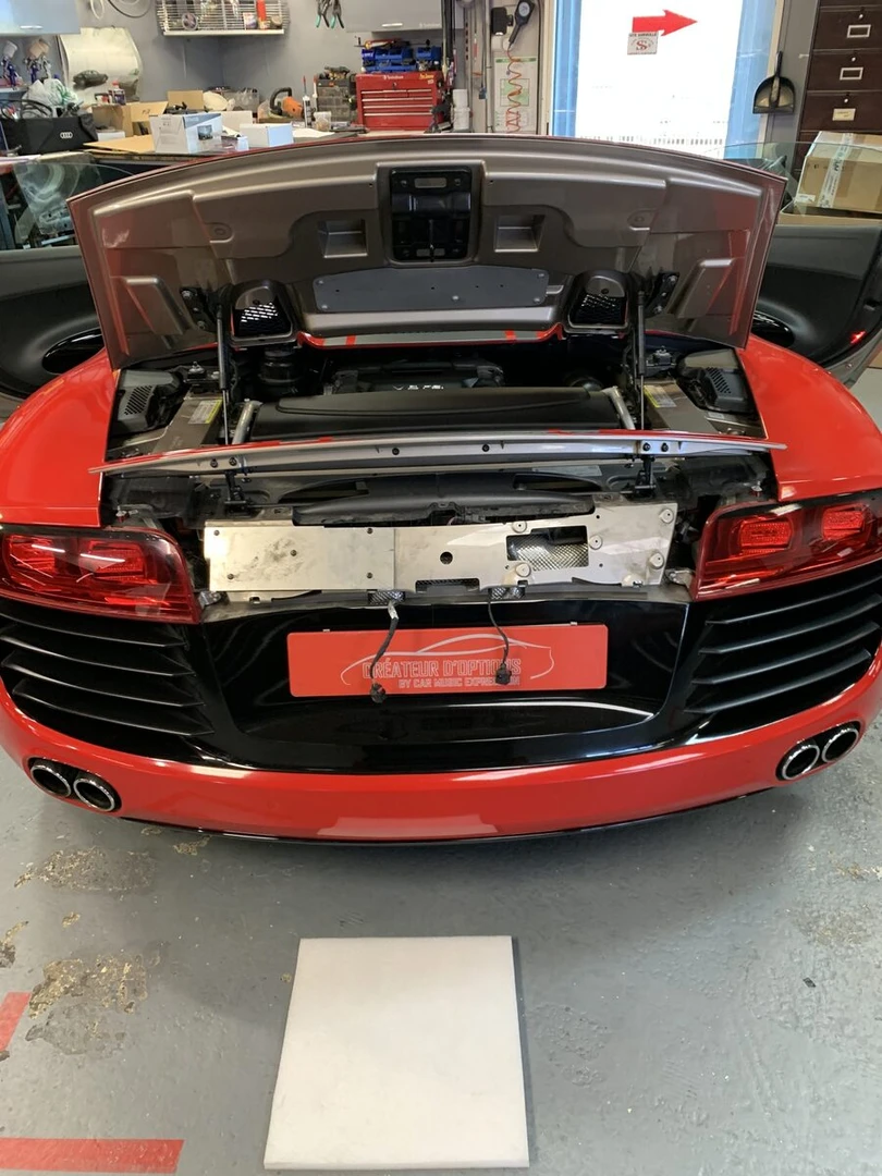 Audi R8 Spyder : Kenwood DNX5190DABS, CarPlay et caméra de recul