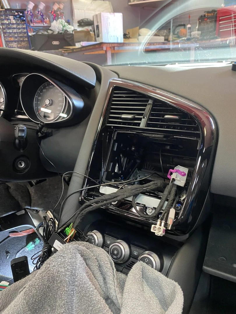 Audi R8 Spyder : Kenwood DNX5190DABS, CarPlay et caméra de recul