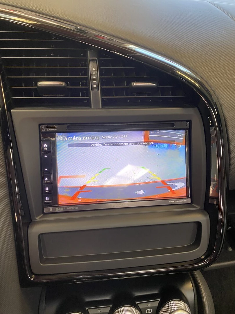 Audi R8 Spyder : Kenwood DNX5190DABS, CarPlay et caméra de recul