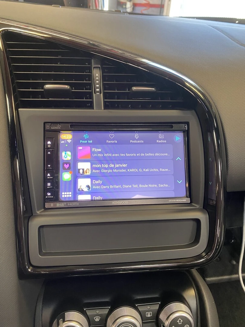 Audi R8 Spyder : Kenwood DNX5190DABS, CarPlay et caméra de recul