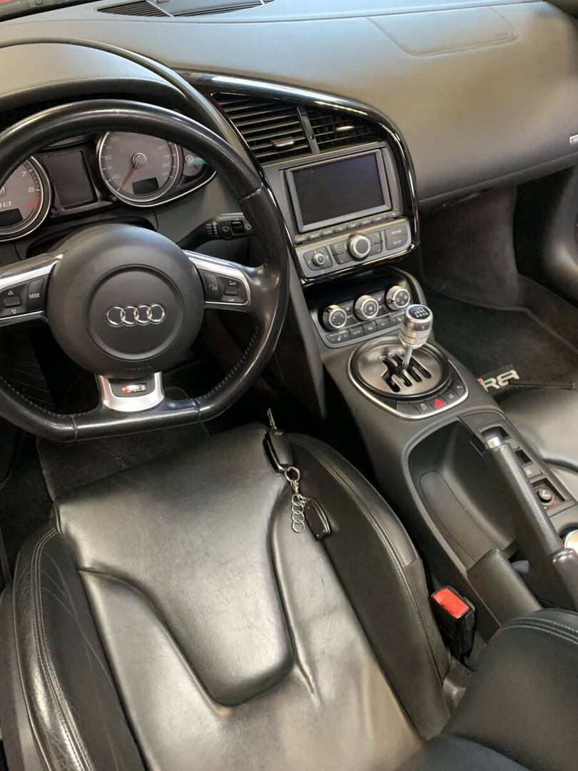 Audi R8 Spyder : Kenwood DNX5190DABS, CarPlay et caméra de recul