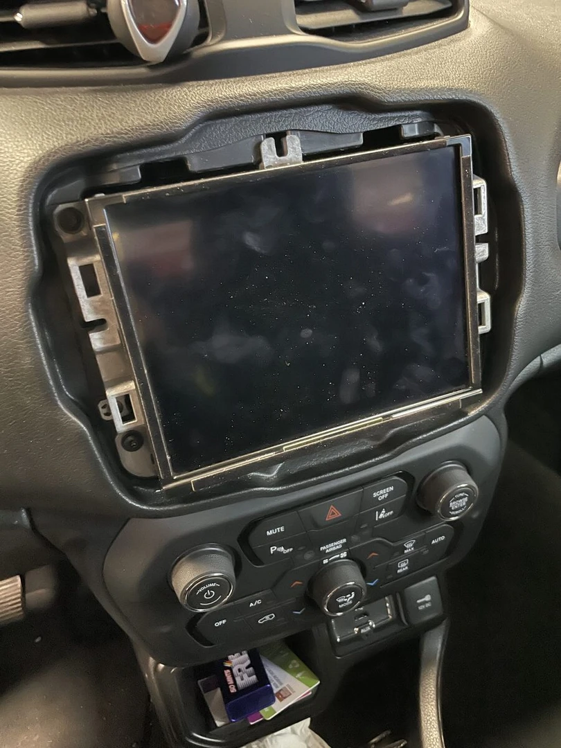 Jeep Uconnect : écran qui coule, réparation en pièces d'origine