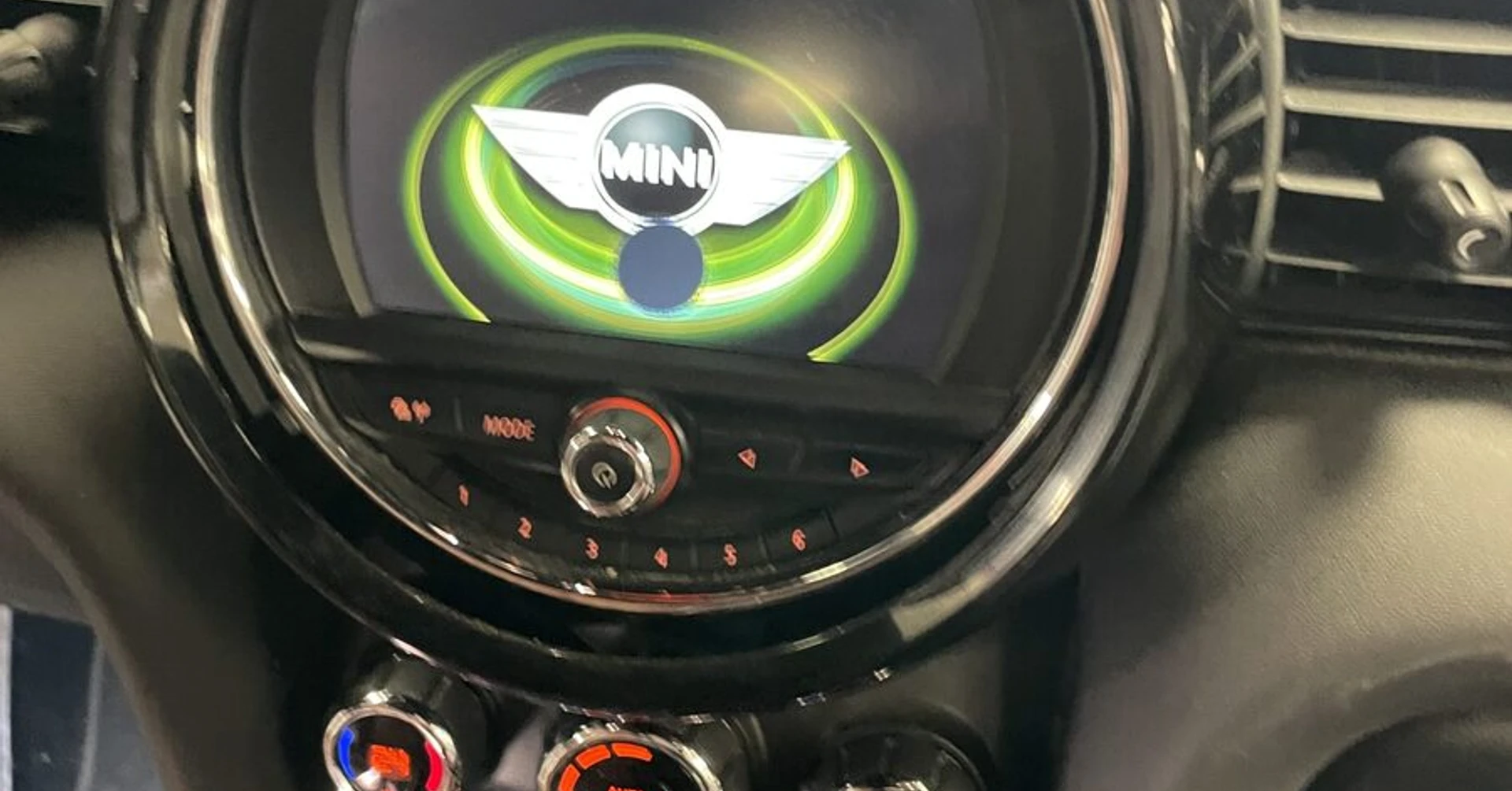 Mini Cabriolet 2018 : réparation de l'écran central