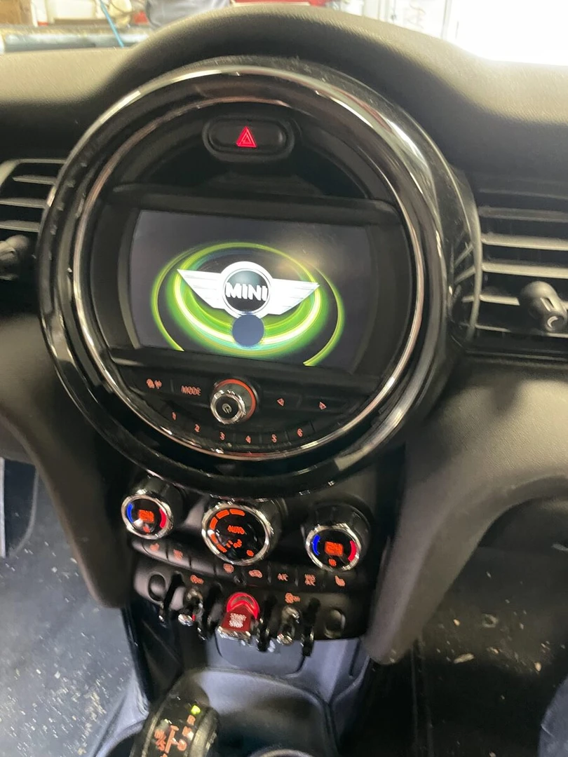 Mini Cabriolet 2018 : dalle d'écran remplacée à l'identique