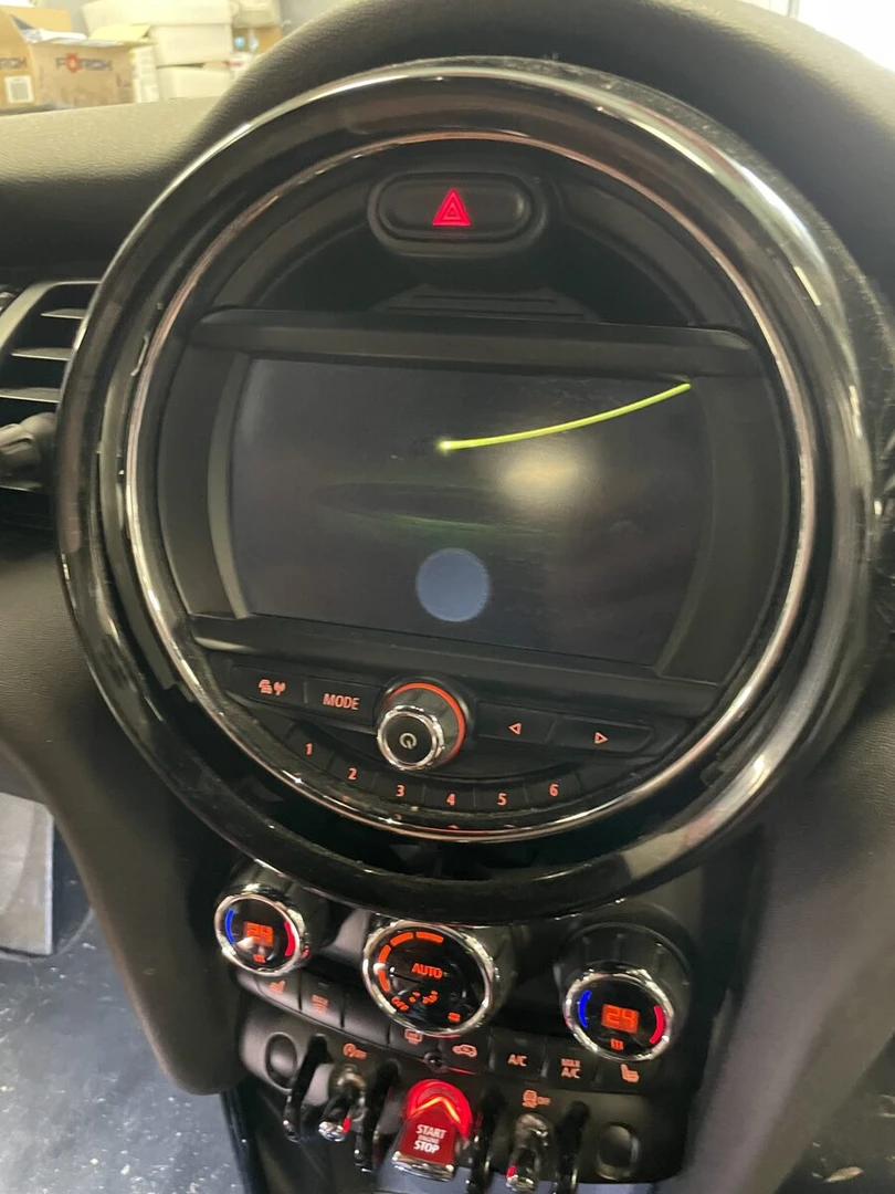 Mini Cabriolet 2018 : dalle d'écran remplacée à l'identique