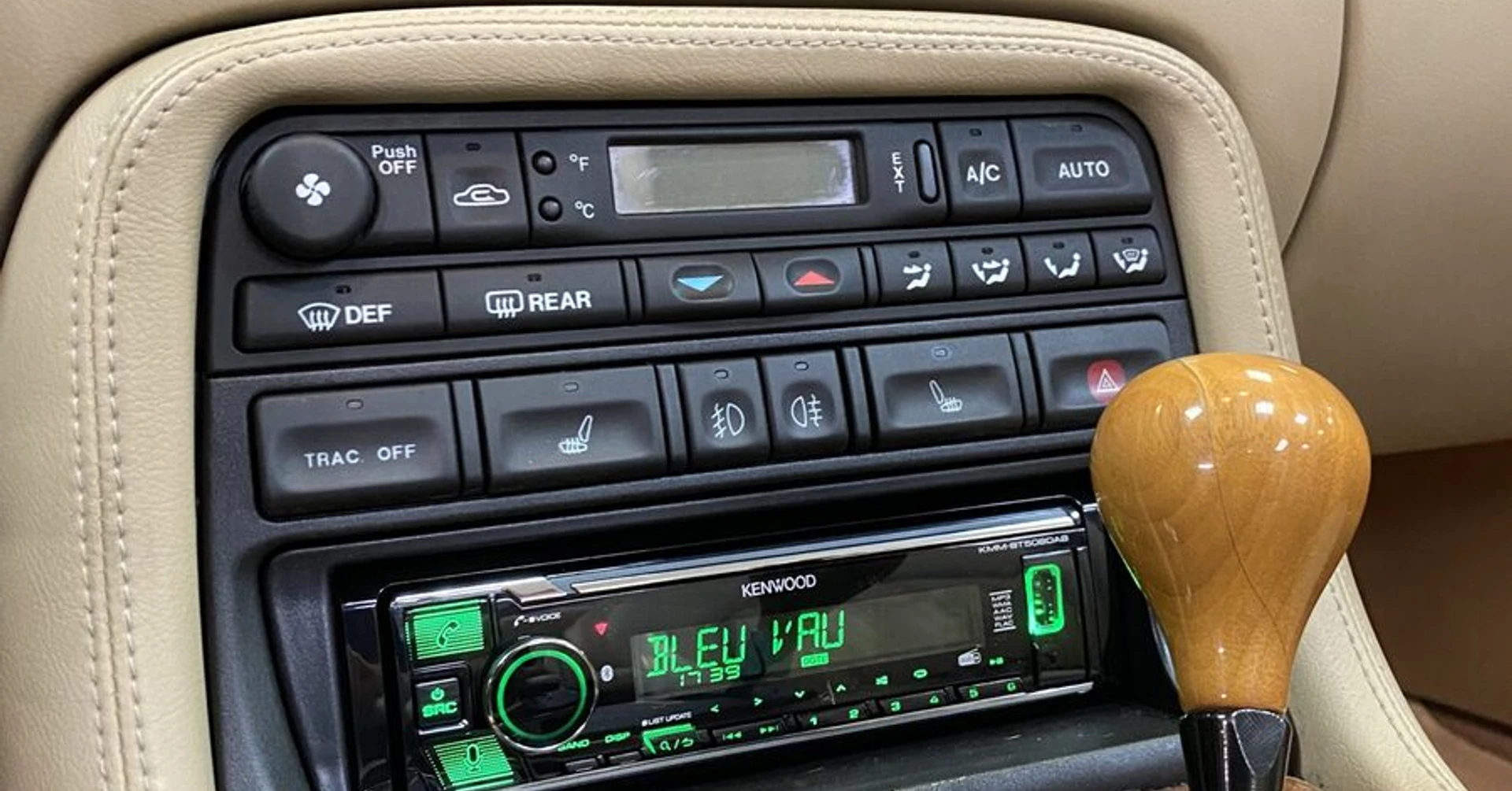 Jaguar XK8 : autoradio Kenwood et ampli Alpine d'origine