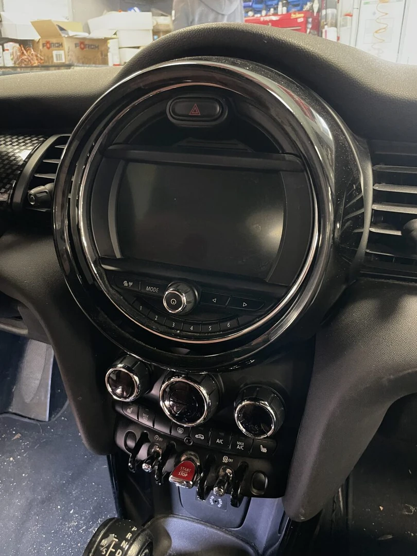 Mini Cabriolet 2018 : dalle d'écran remplacée à l'identique