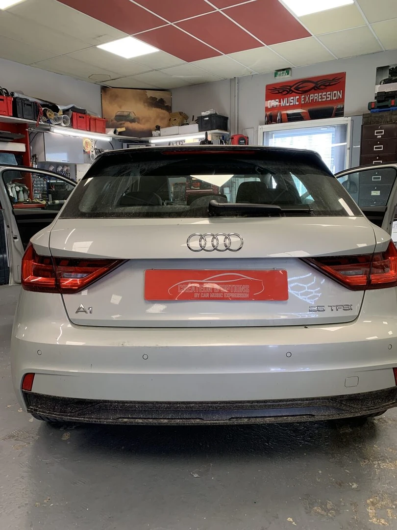 Audi A1 2025 : caméra de recul sur l'écran d'origine