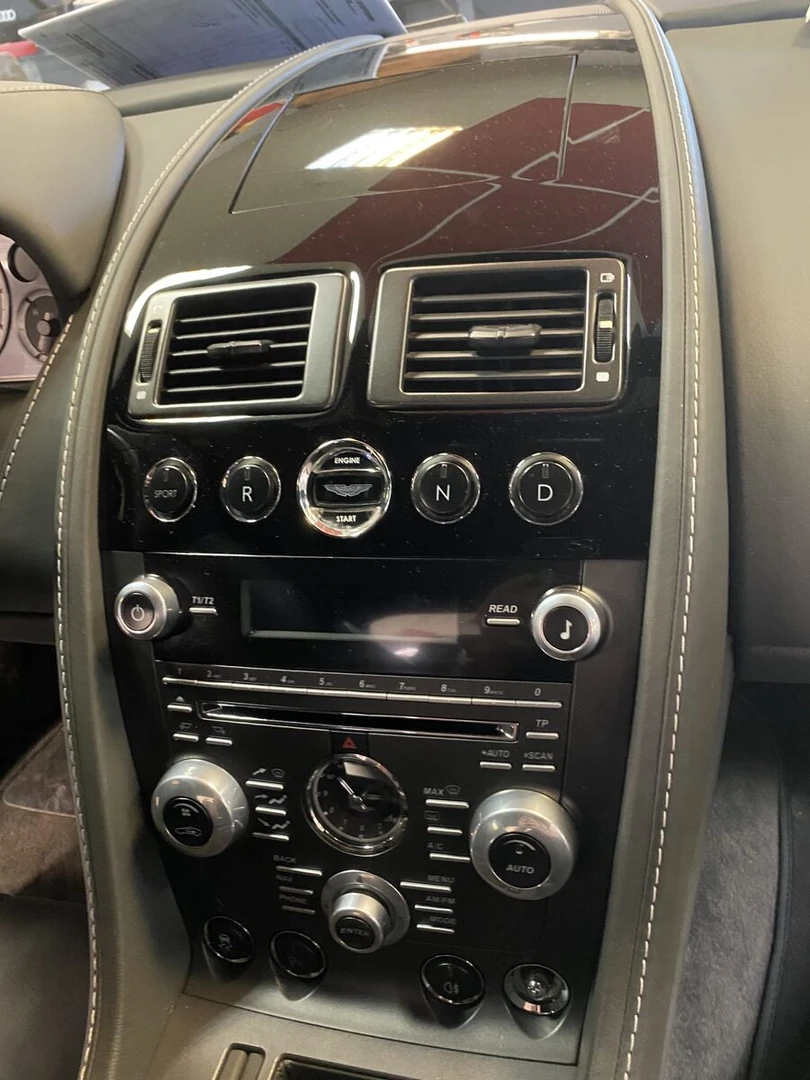 Aston Martin Vantage : CarPlay, Android Auto et caméra de recul