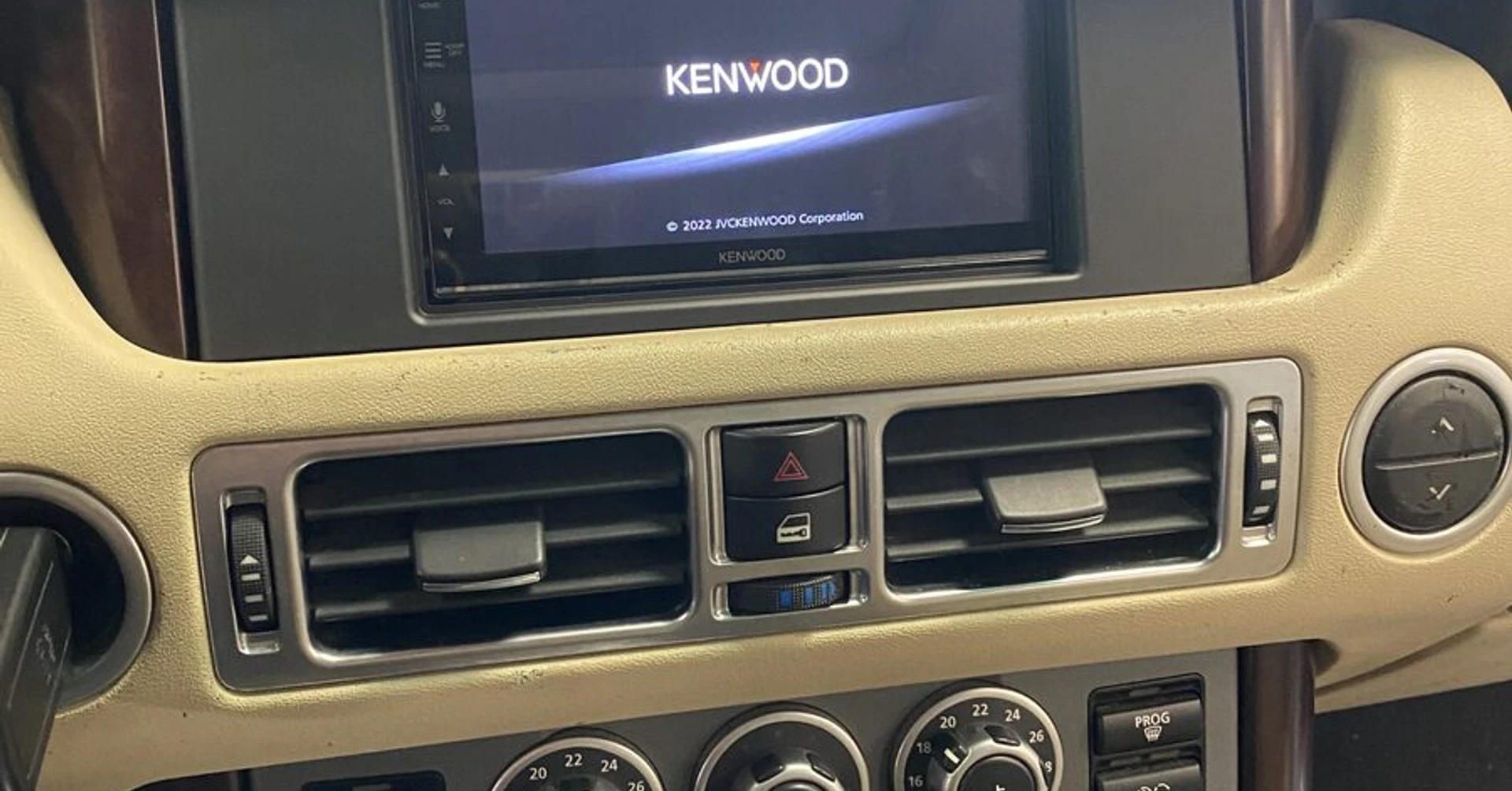 Range Rover Vogue : autoradio Kenwood CarPlay et caméra