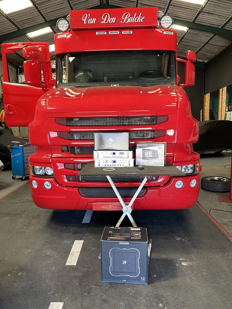 Scania : sono vintage, sellerie et autoradio Kenwood DNX5190DABS