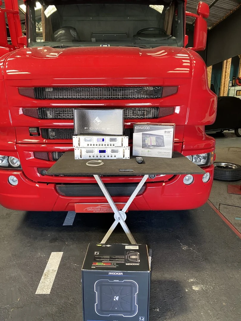 Scania : sono vintage, sellerie et autoradio Kenwood DNX5190DABS