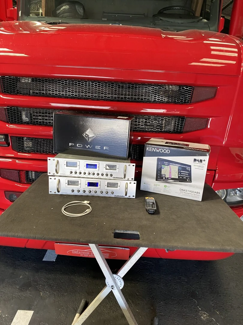 Scania : sono vintage, sellerie et autoradio Kenwood DNX5190DABS