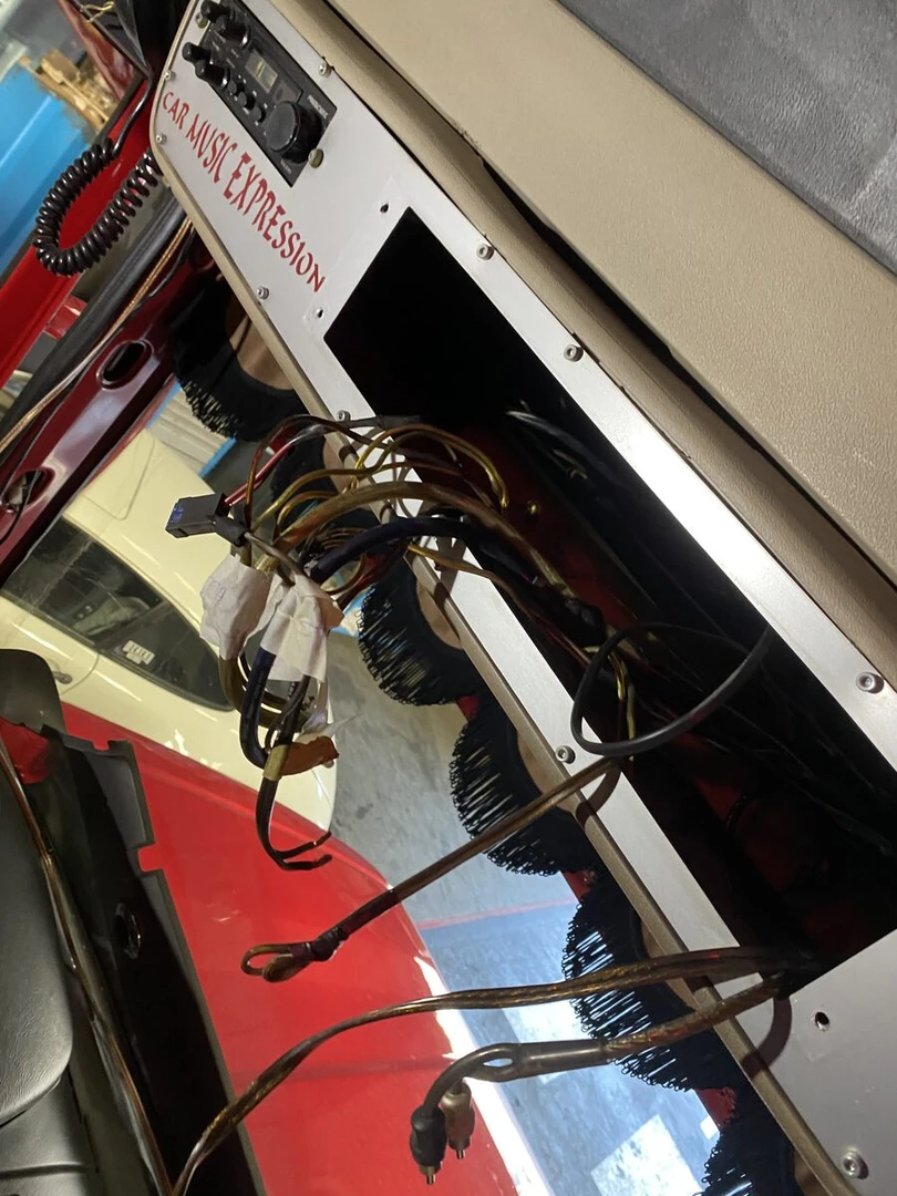 Scania : sono vintage, sellerie et autoradio Kenwood DNX5190DABS