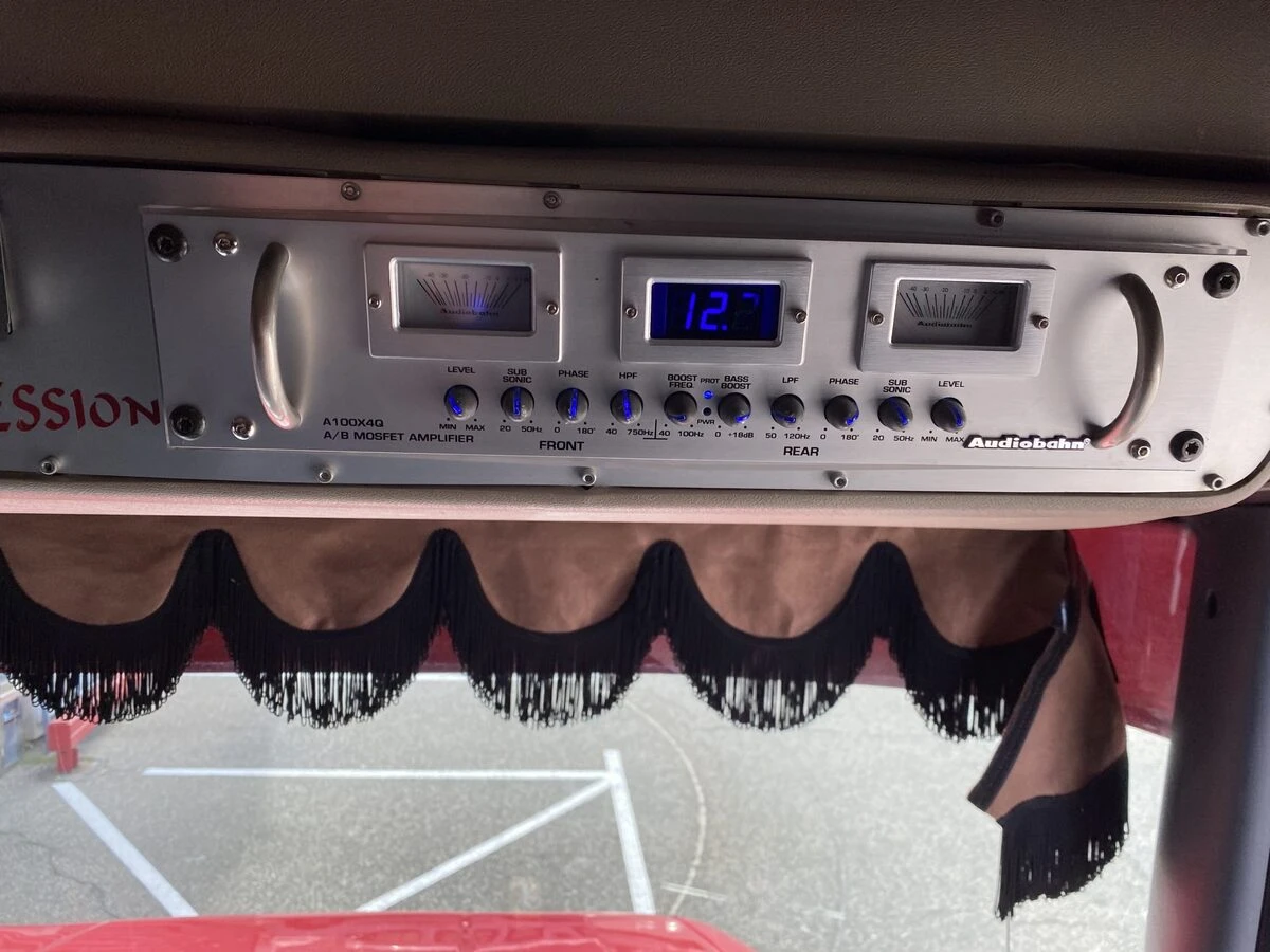 Scania : sono vintage, sellerie et autoradio Kenwood DNX5190DABS