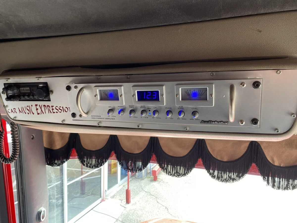 Scania : sono vintage, sellerie et autoradio Kenwood DNX5190DABS