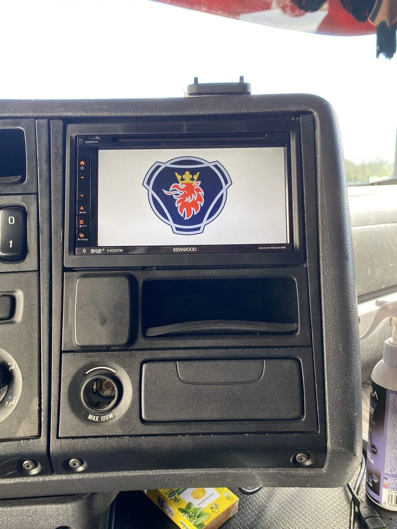 Scania : sono vintage, sellerie et autoradio Kenwood DNX5190DABS