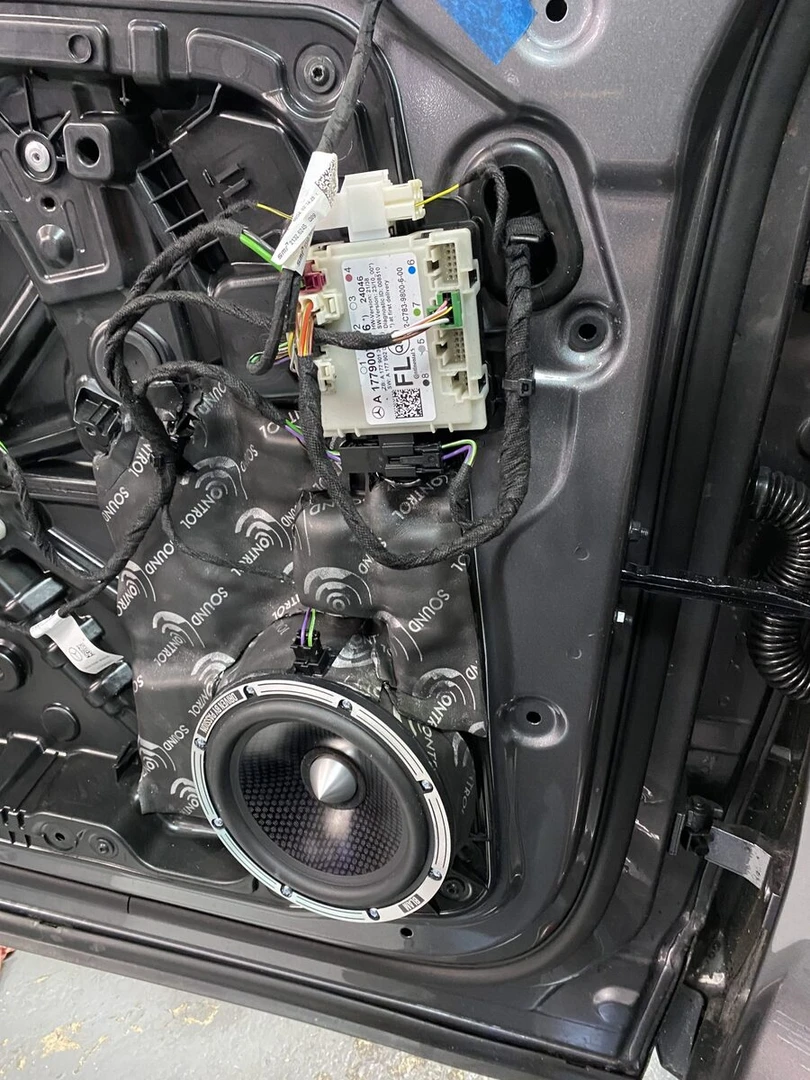 Mercedes EQA 2024 : BLAM Signature, caisson Hifonics et insonorisation