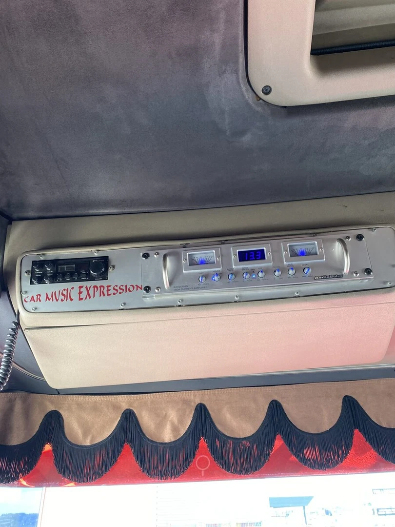 Scania : sono vintage, sellerie et autoradio Kenwood DNX5190DABS