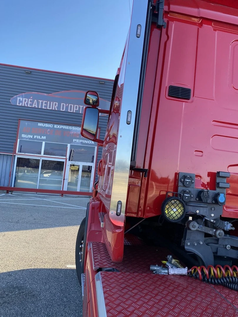Scania : sono vintage, sellerie et autoradio Kenwood DNX5190DABS