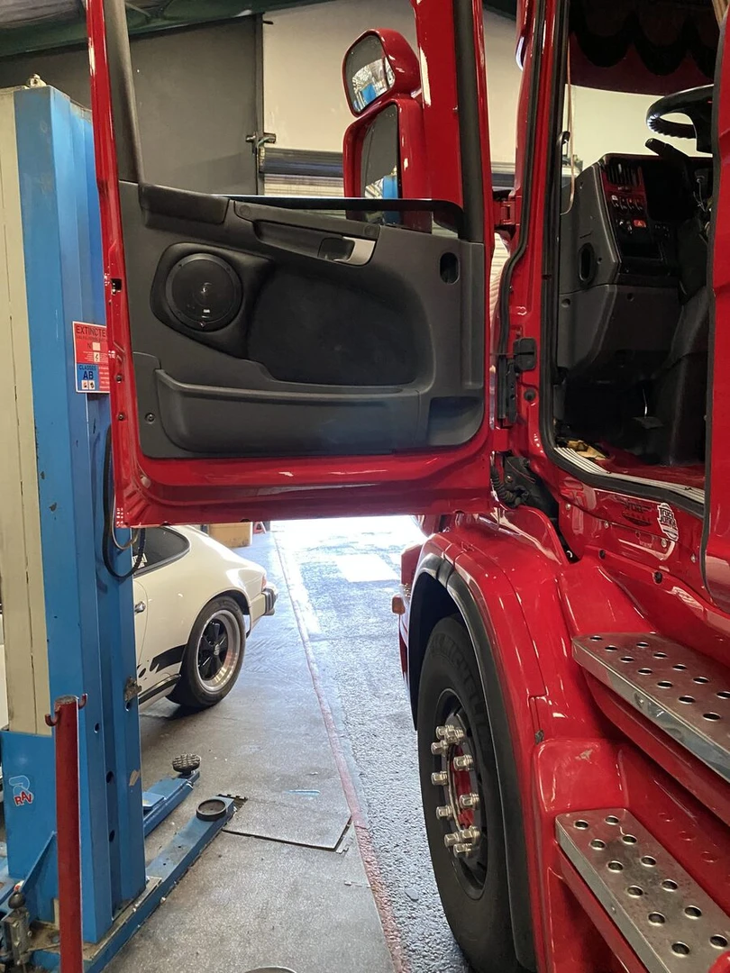 Scania : sono vintage, sellerie et autoradio Kenwood DNX5190DABS