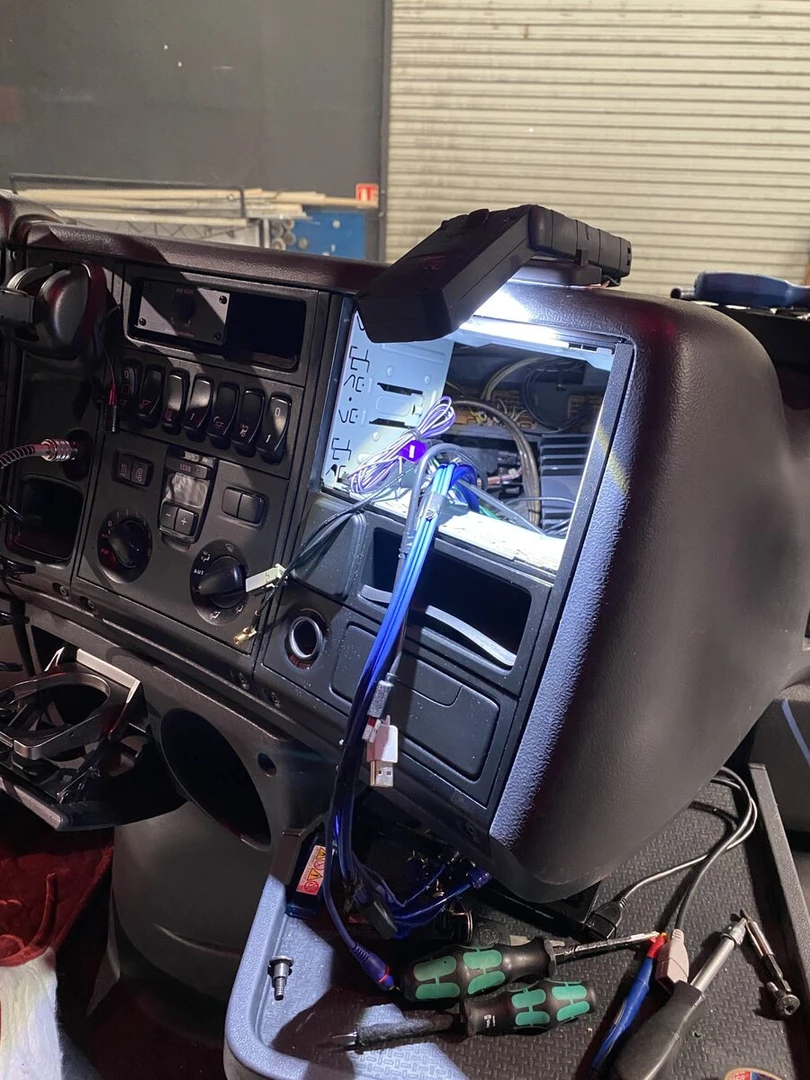 Scania : sono vintage, sellerie et autoradio Kenwood DNX5190DABS
