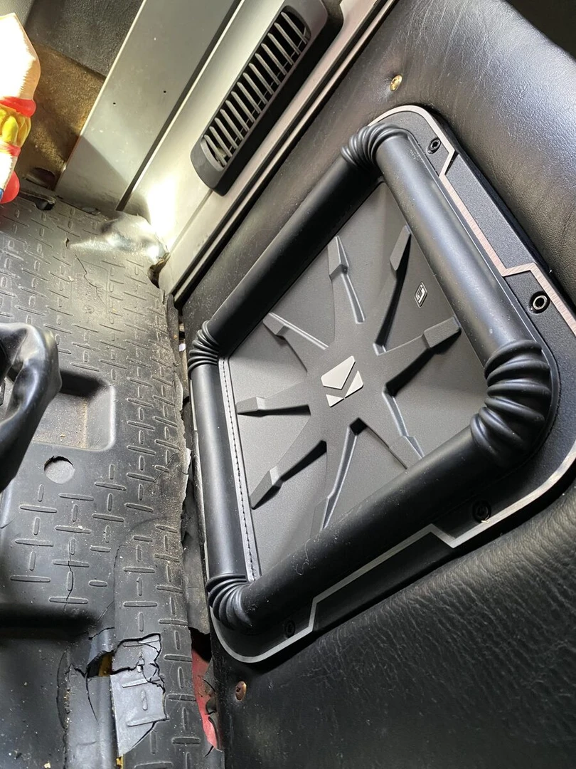 Scania : sono vintage, sellerie et autoradio Kenwood DNX5190DABS