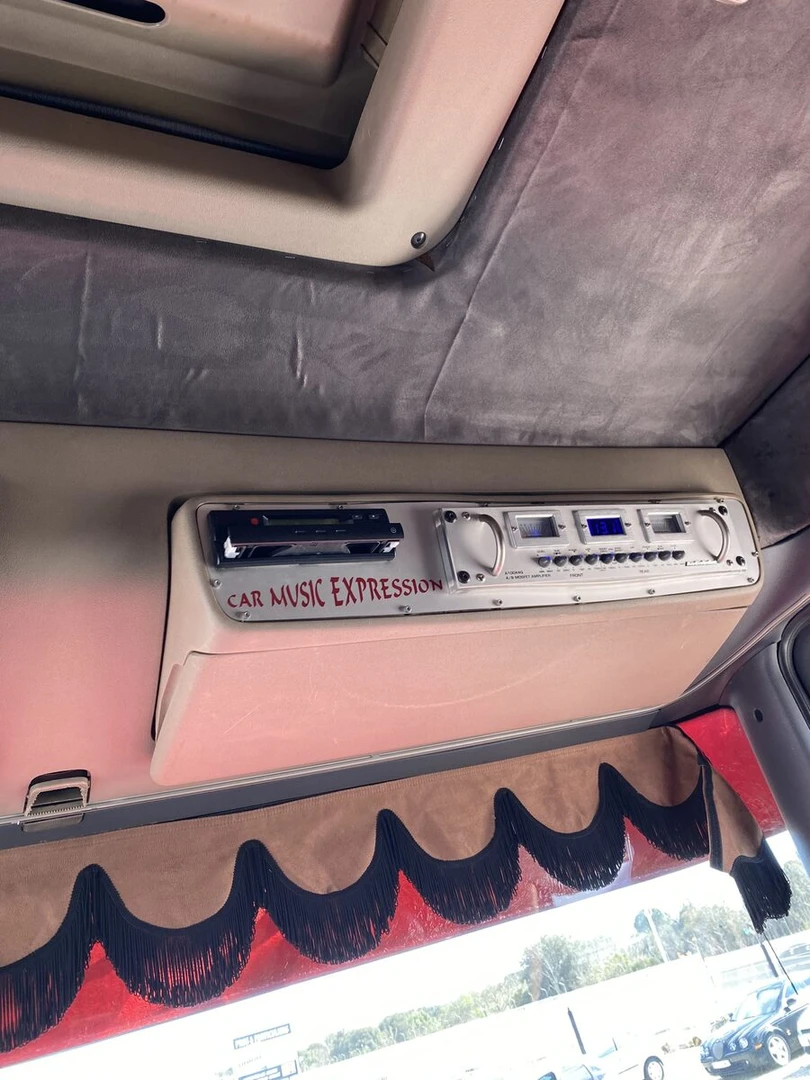 Scania : sono vintage, sellerie et autoradio Kenwood DNX5190DABS