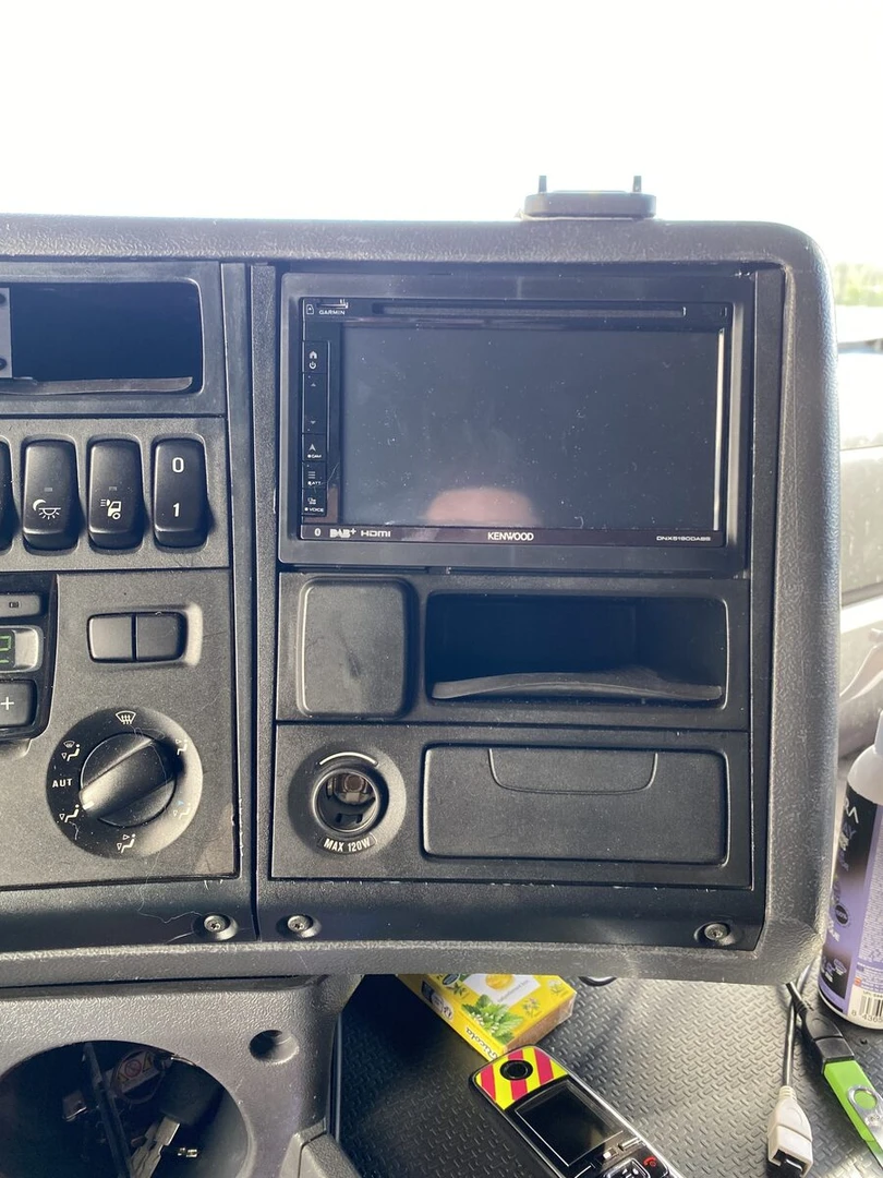 Scania : sono vintage, sellerie et autoradio Kenwood DNX5190DABS
