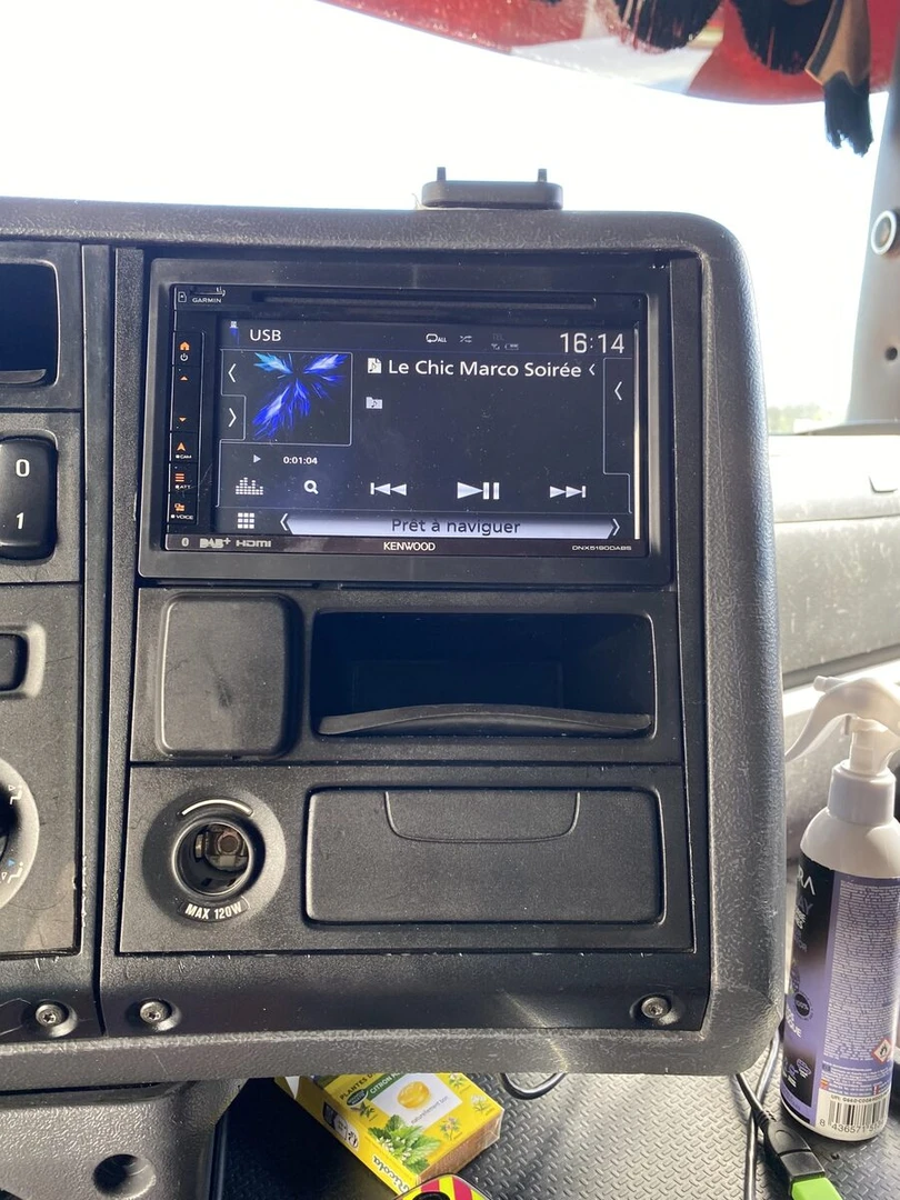 Scania : sono vintage, sellerie et autoradio Kenwood DNX5190DABS