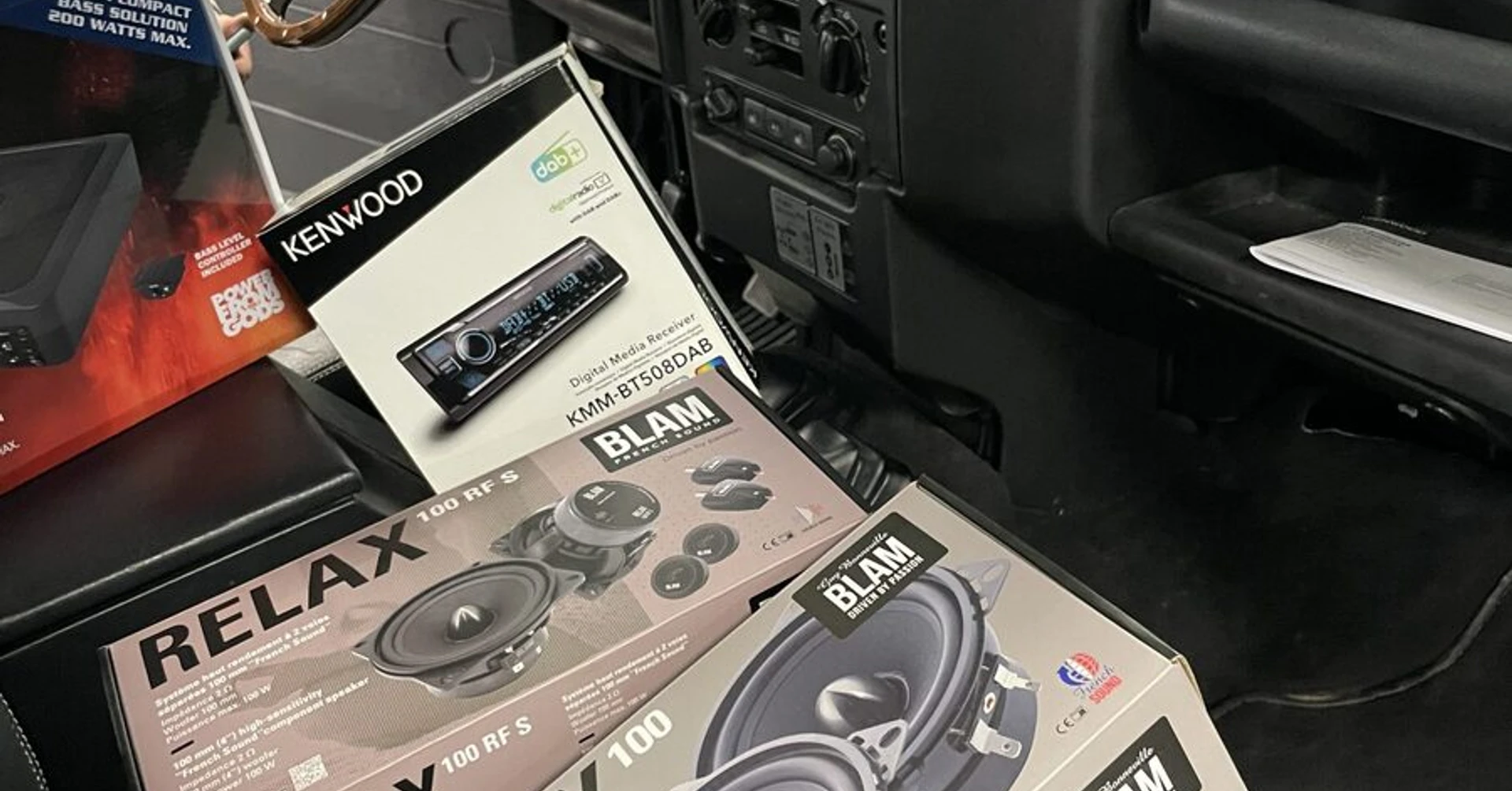 Land Rover Defender : sono BLAM, Hifonics et Kenwood DAB