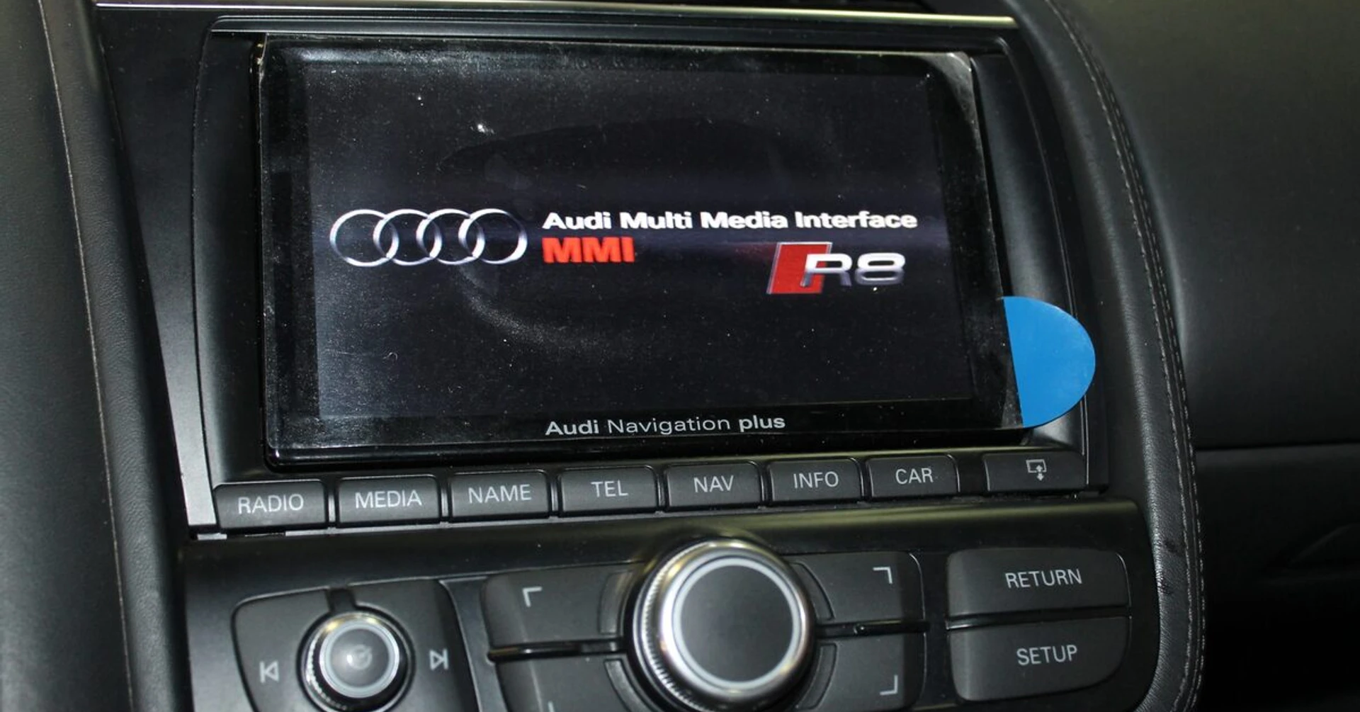 Audi R8 : réparation de l'écran MMI