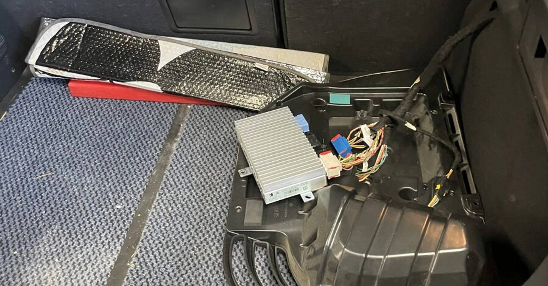 Citroën DS4 : réparation de l'amplificateur Denon en panne