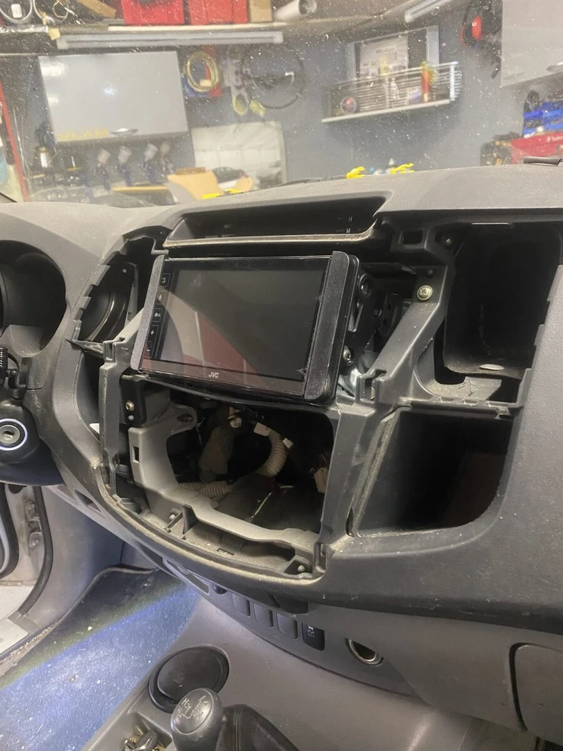 Toyota Hilux : autoradio CarPlay JVC et caméra de recul