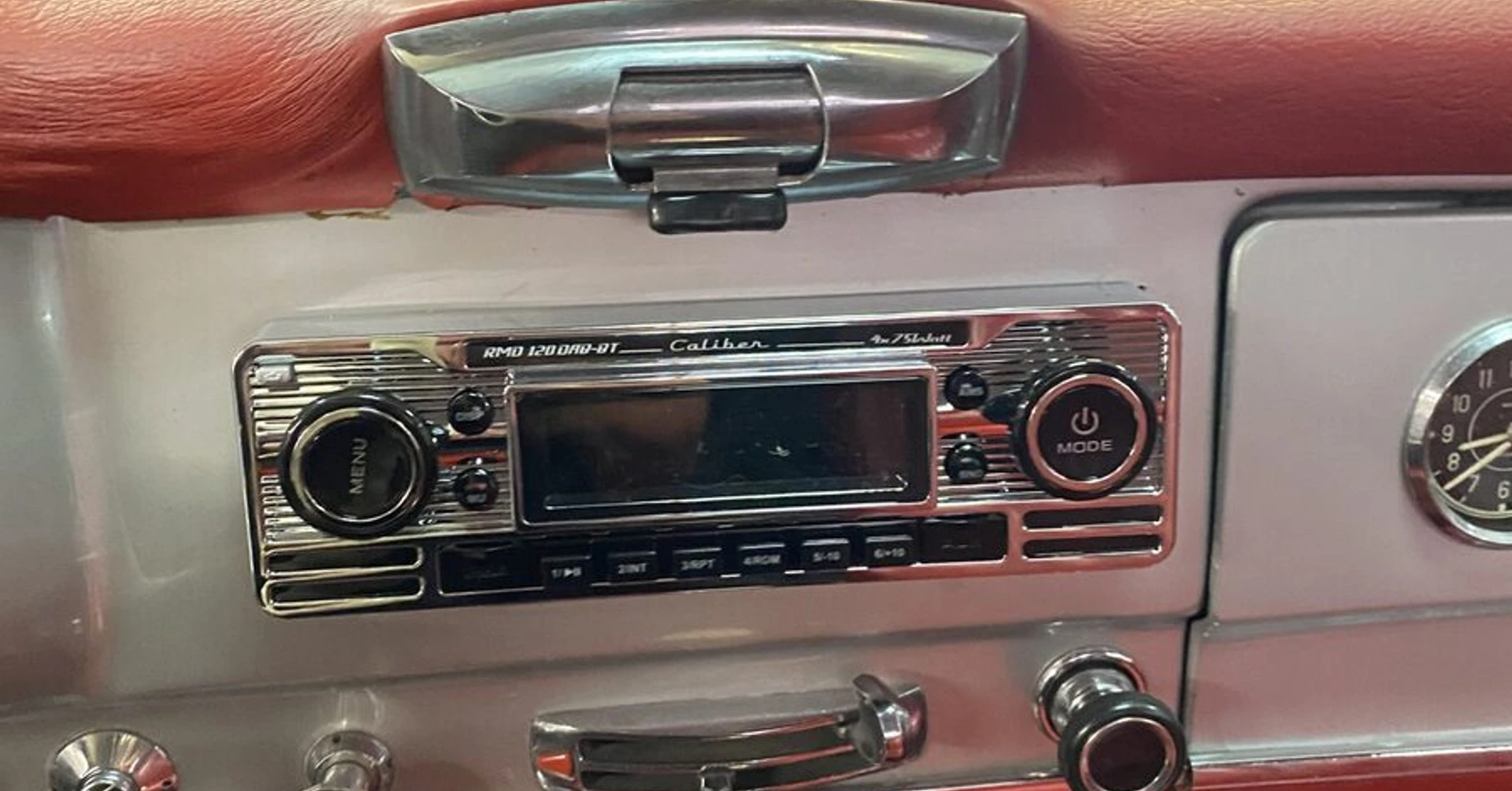 Mercedes SL ancienne : autoradio Bluetooth rétro
