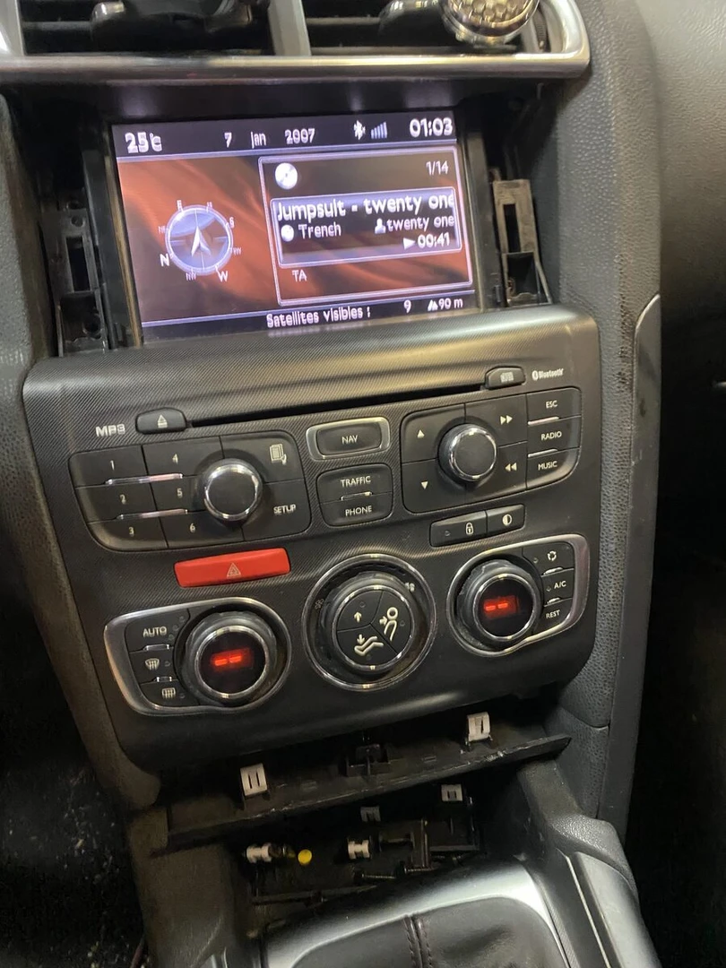 Citroën DS4 : réparation de l'ampli Denon et reprogrammation de l'autoradio