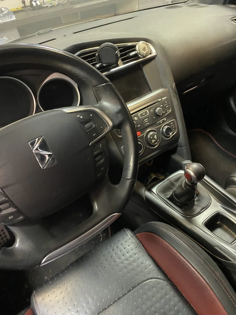 Citroën DS4 : réparation de l'ampli Denon et reprogrammation de l'autoradio