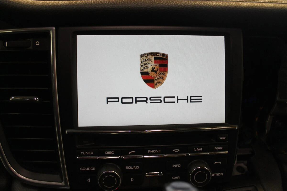 Porsche Panamera S Hybrid : caméra de recul avec codage