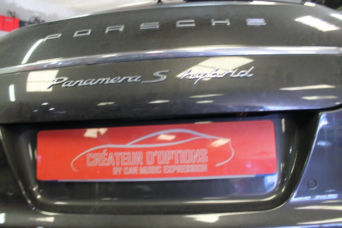 Porsche Panamera S Hybrid : caméra de recul avec codage