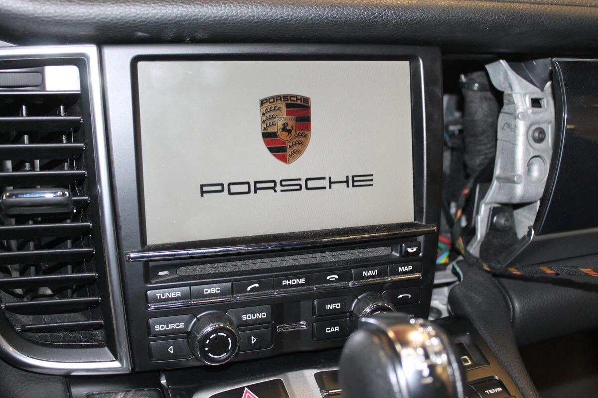 Porsche Panamera S Hybrid : caméra de recul avec codage