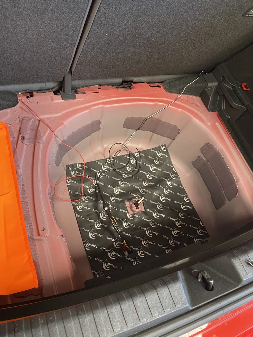 Audi A1 2023 : BLAM 200RS, insonorisation et caisson ESX dans la roue de secours