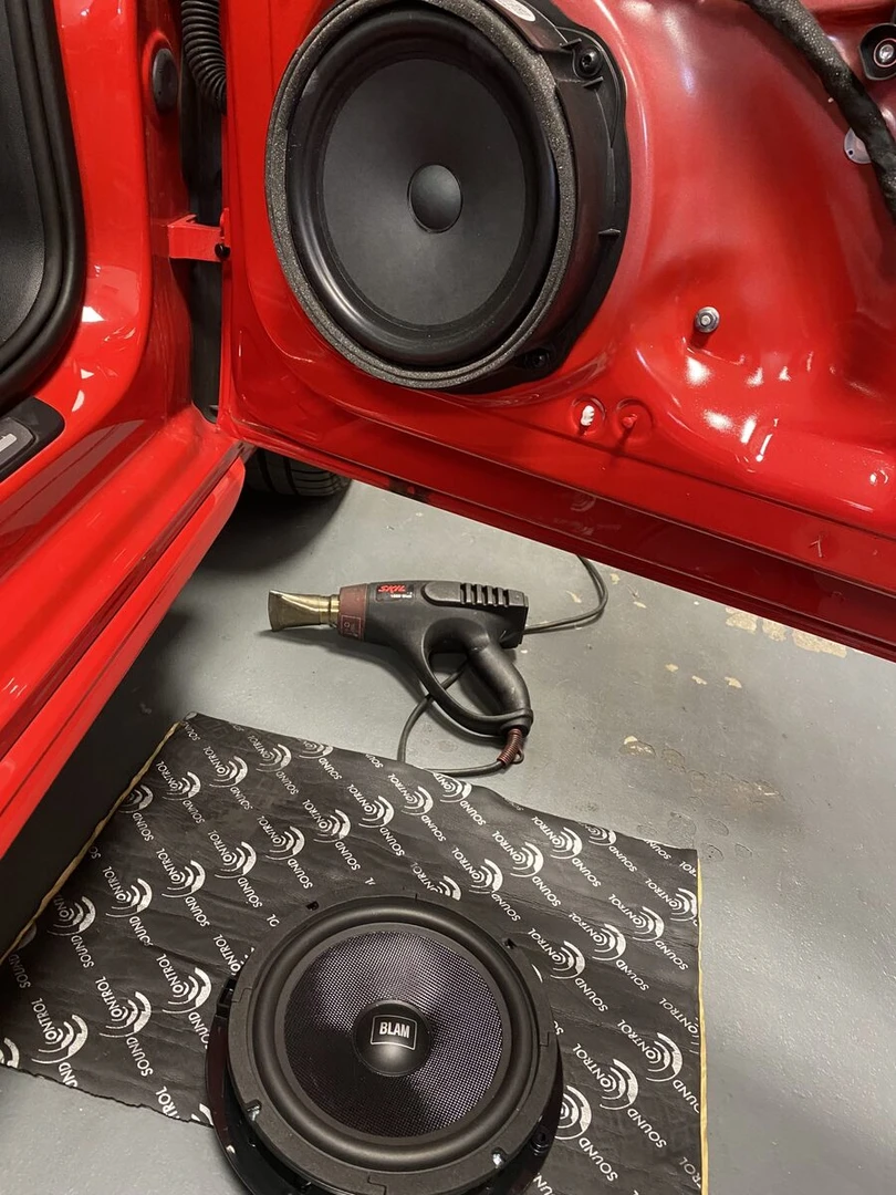 Audi A1 2023 : BLAM 200RS, insonorisation et caisson ESX dans la roue de secours