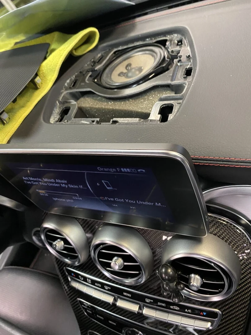 Mercedes SLK 2017 : système hi-fi BLAM complet avec voie centrale