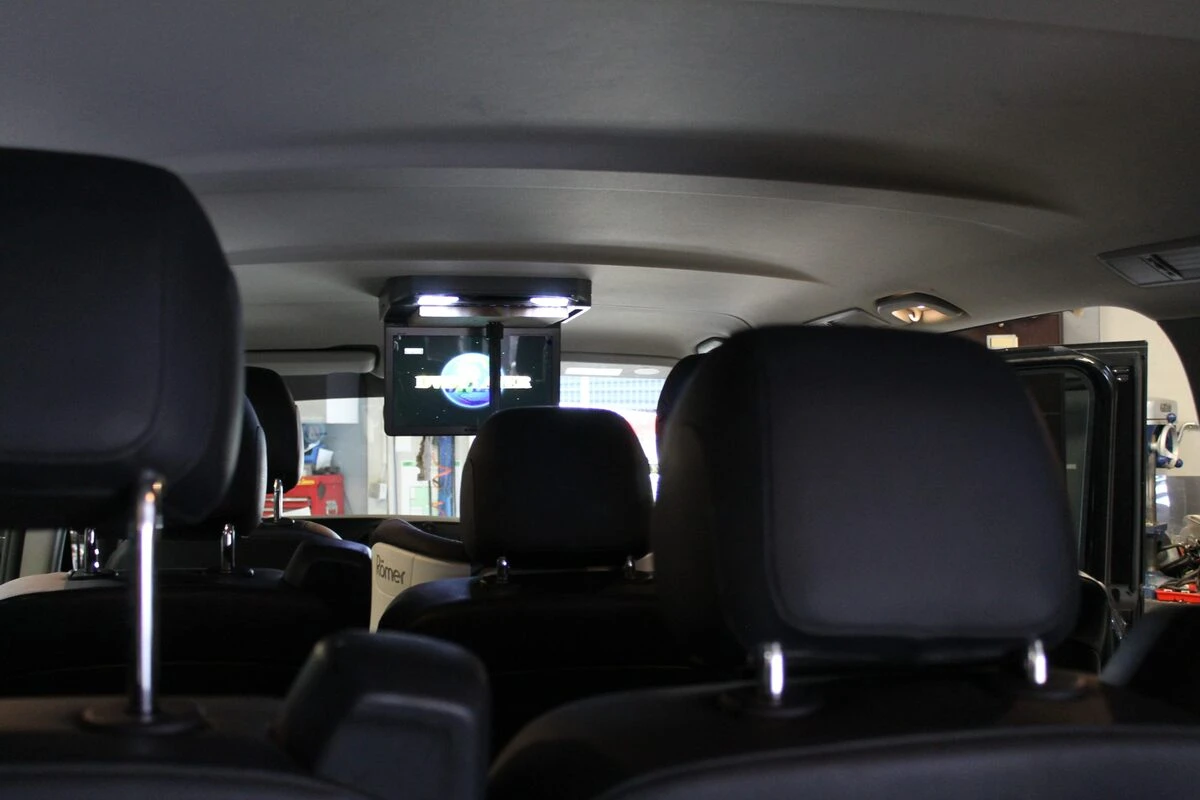 Mercedes Vito 2017 : écran de plafond DVD et internet