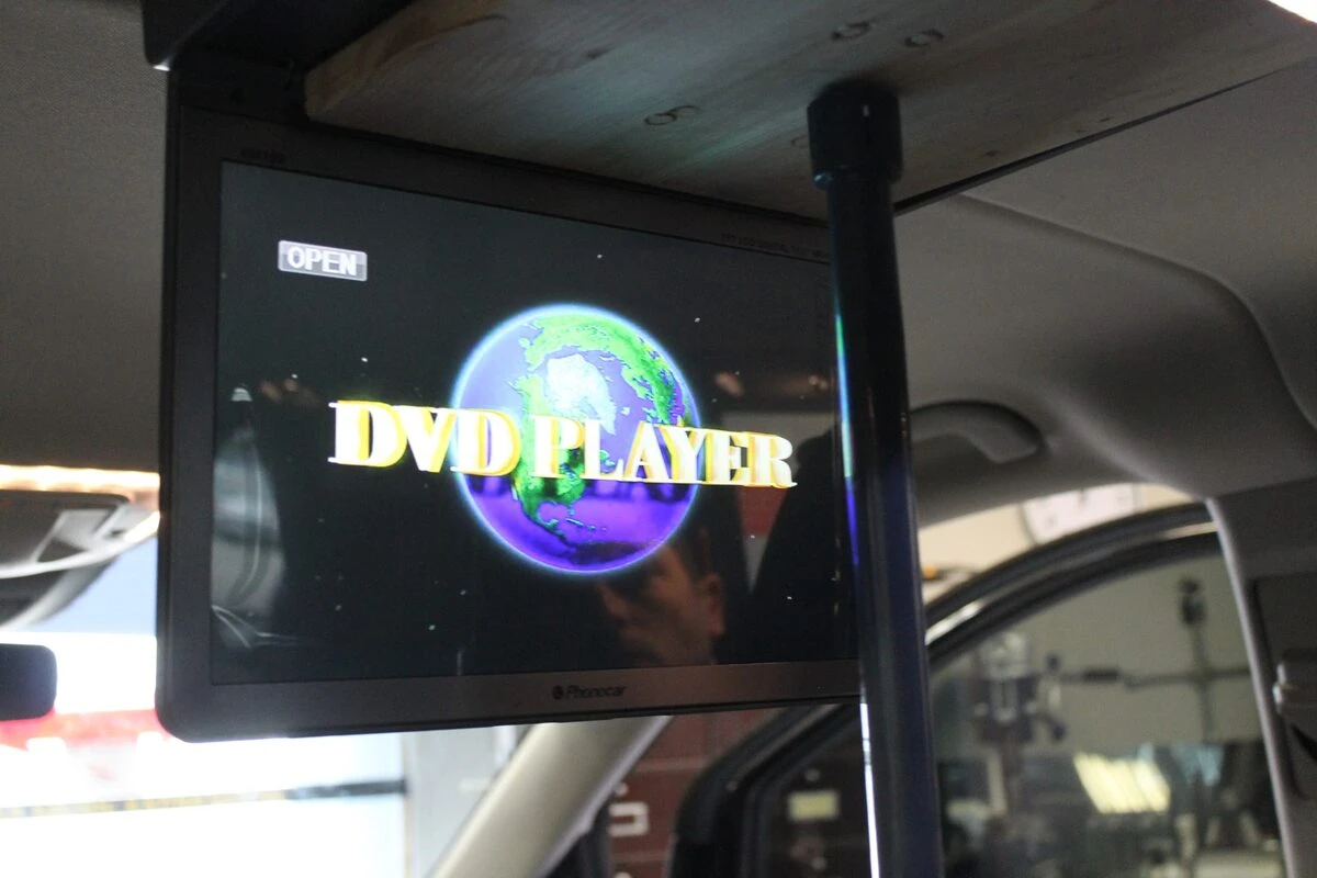 Mercedes Vito 2017 : écran de plafond DVD et internet