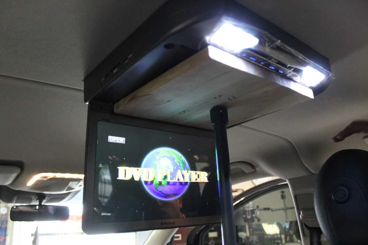 Mercedes Vito 2017 : écran de plafond DVD et internet