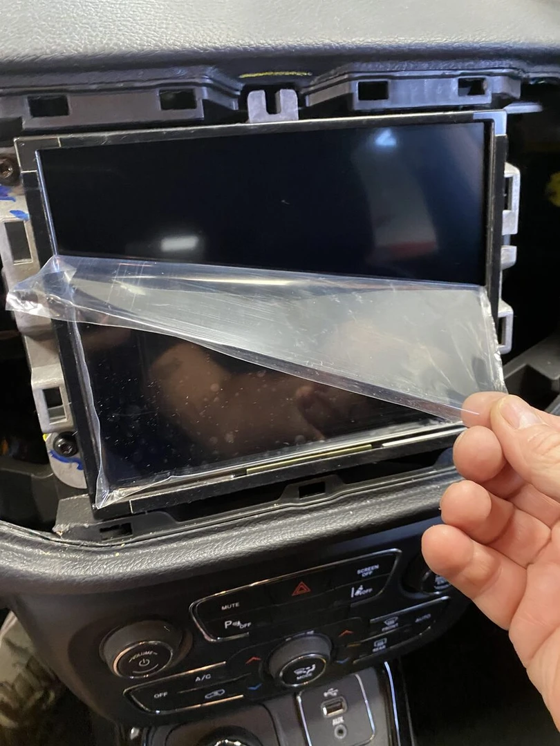Jeep : remplacement de la dalle tactile de l'écran Uconnect