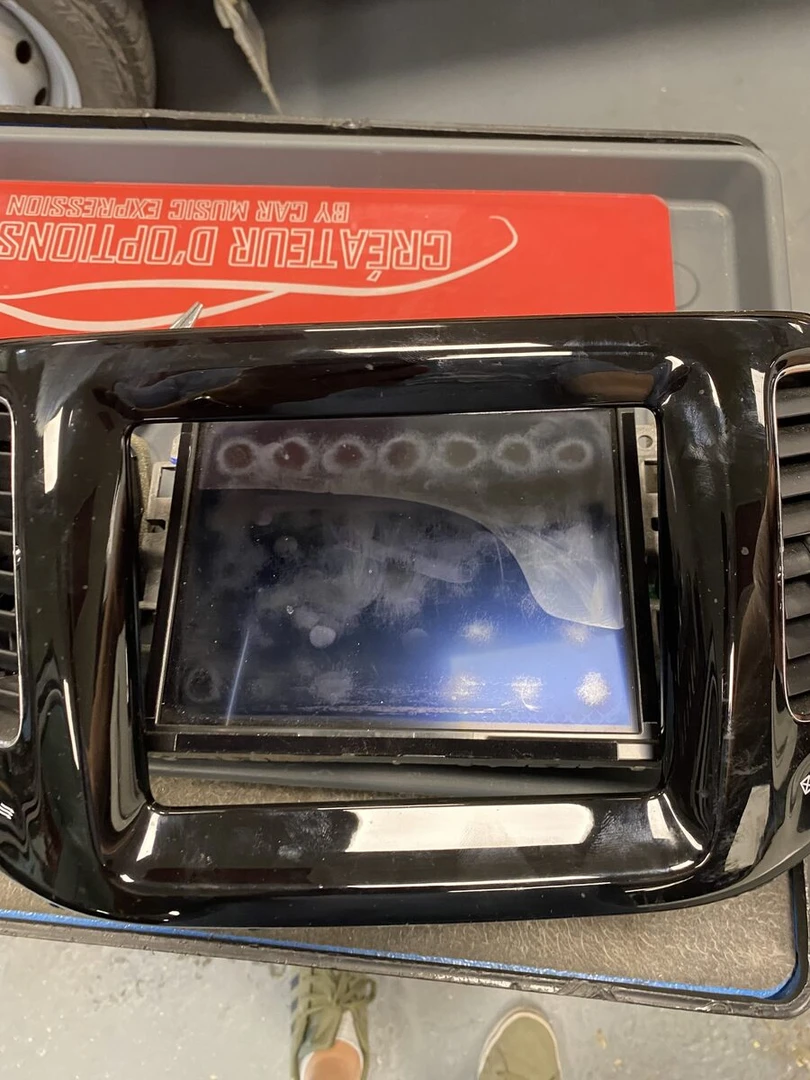 Jeep : remplacement de la dalle tactile de l'écran Uconnect